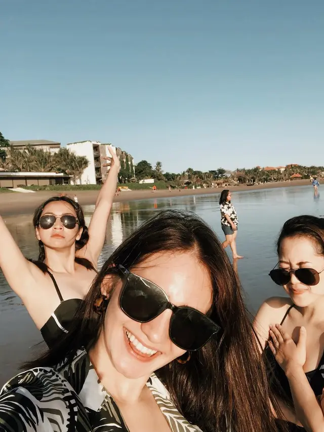 6 Potret Persahabatan Enzy Storia dan Hesti Purwadinata, Bak Kakak Adik