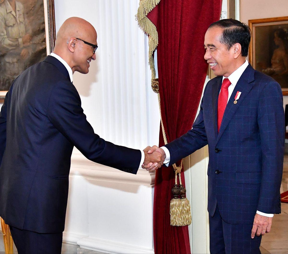 Presiden Joko Widodo atau Jokowi tersenyum semringah ketika menerima kunjungan Chairman dan CEO Microsoft Satya Nadella di Istana Kepresidenan, Jakarta, Selasa (30/4/2024).&nbsp;Dalam pertemuan itu, CEO Microsoft mengungkapkan kesiapannya untuk berinvesta