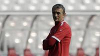 Pelatih Arema FC, Milomir Seslija, memperhatikan timnya saat menggelar sesi latihan di Stadion GBK, Jakarta, Jumat (2/8). Jelang hadapi Persija, skuat Arema jajal Stadion GBK. (Bola.com/YoppyRenato)