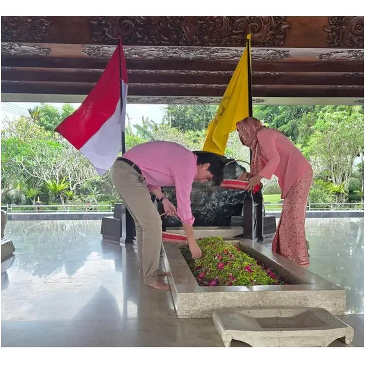 Potret Kartika Sari Dewi dan Kiran Ziarah Makam Soekarno di Blitar, Kompak Berbusana Pink