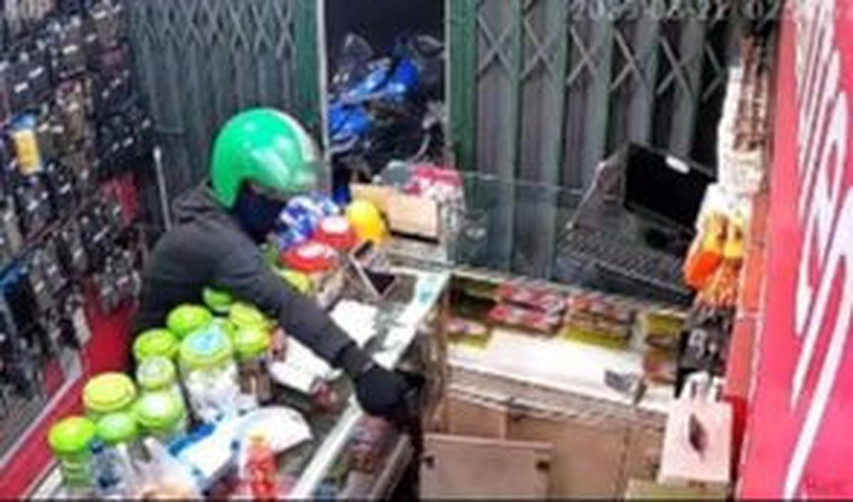 Karena kaget, korban pun langsung menunduk di balik etalase sambil menyerahkan beberapa barang berharga yang ada di konter.
