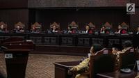 Ketua Majelis Hakim Mahkamah Konstitusi, Anwar Usman didampingi sejumlah Hakim Konstitusi membuka sidang putusan sengketa hasil Pilpres 2019 di Gedung Mahkamah Konstitusi, Jakarta, Kamis (27/6/2019). Sidang tersebut beragendakan pembacaan putusan oleh majelis hakim MK. (Liputan6.com/Faizal Fanani)