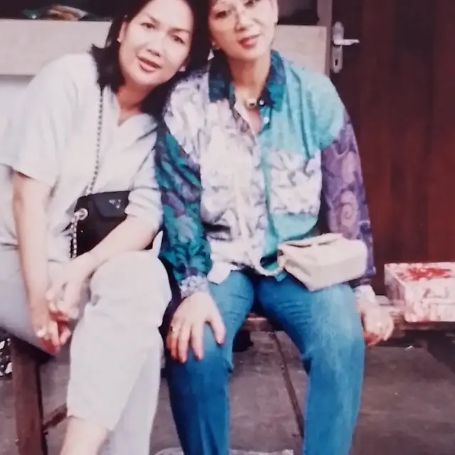 Sampaikan Kabar Ibu Wafat, Ini 6 Potret Petty Anak Sulung Titiek Puspa Bareng Ibunda