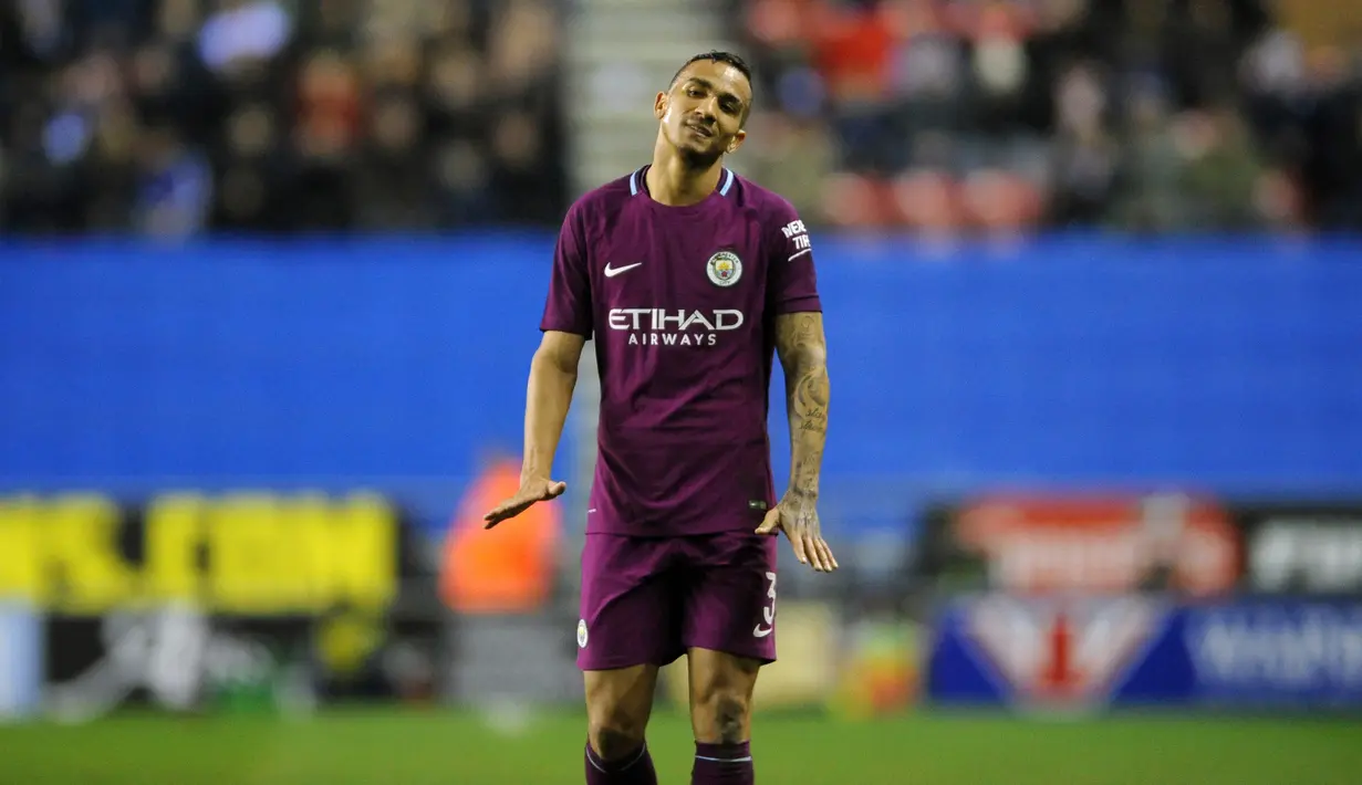 Reaksi pemain Manchester City, Danilo pada babak kelima Piala FA saat bertandang ke markas Wigan Athletic di DW Stadium, Senin (19/2). Manchester City disingkirkan oleh tim divisi tiga, Wigan, dari Piala FA. (AP/Rui Vieira)