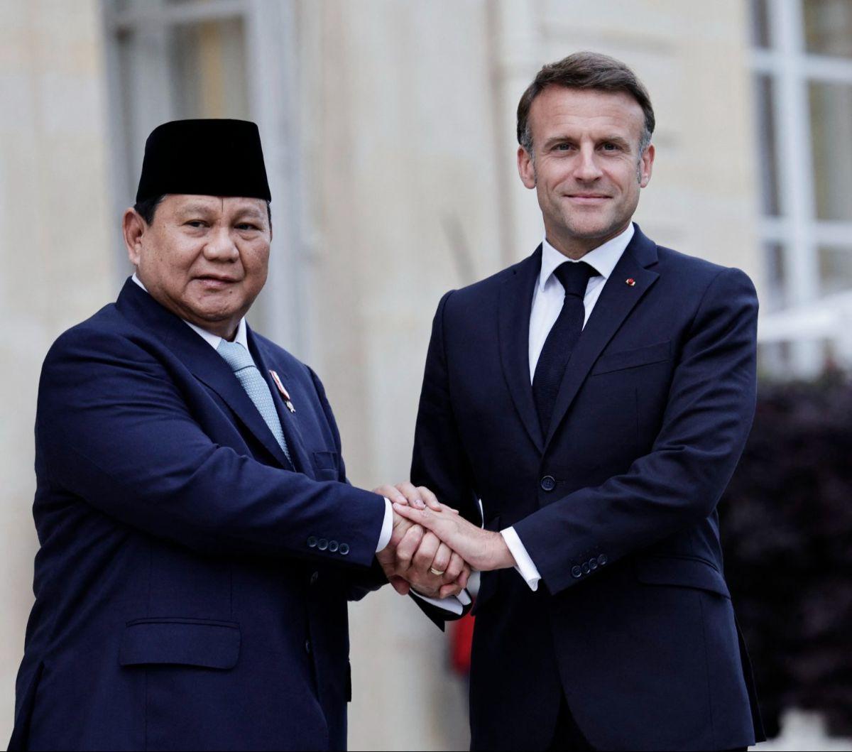 Menteri Pertahanan yang juga Presiden terpilih RI, Prabowo Subianto saat menghadiri jamuan makan malam Presiden Prancis Emmanuel Macron di Istana Kepresidenan Elysee, Paris, Prancis, pada Rabu (24/7/2024). Kedatangan Prabowo mendapat sambutan akrab dari 