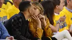 Penyanyi, John Legend bersama sang istri Chrissy Teigan terlihat berciuman saat menonton pertandingan final NBA 2016 antara Golden State Warriors dan Cleveland Cavaliers di Oracle Arena, California, USA (2/6/2016). (Kyle Terada-USA TODAY Sports)