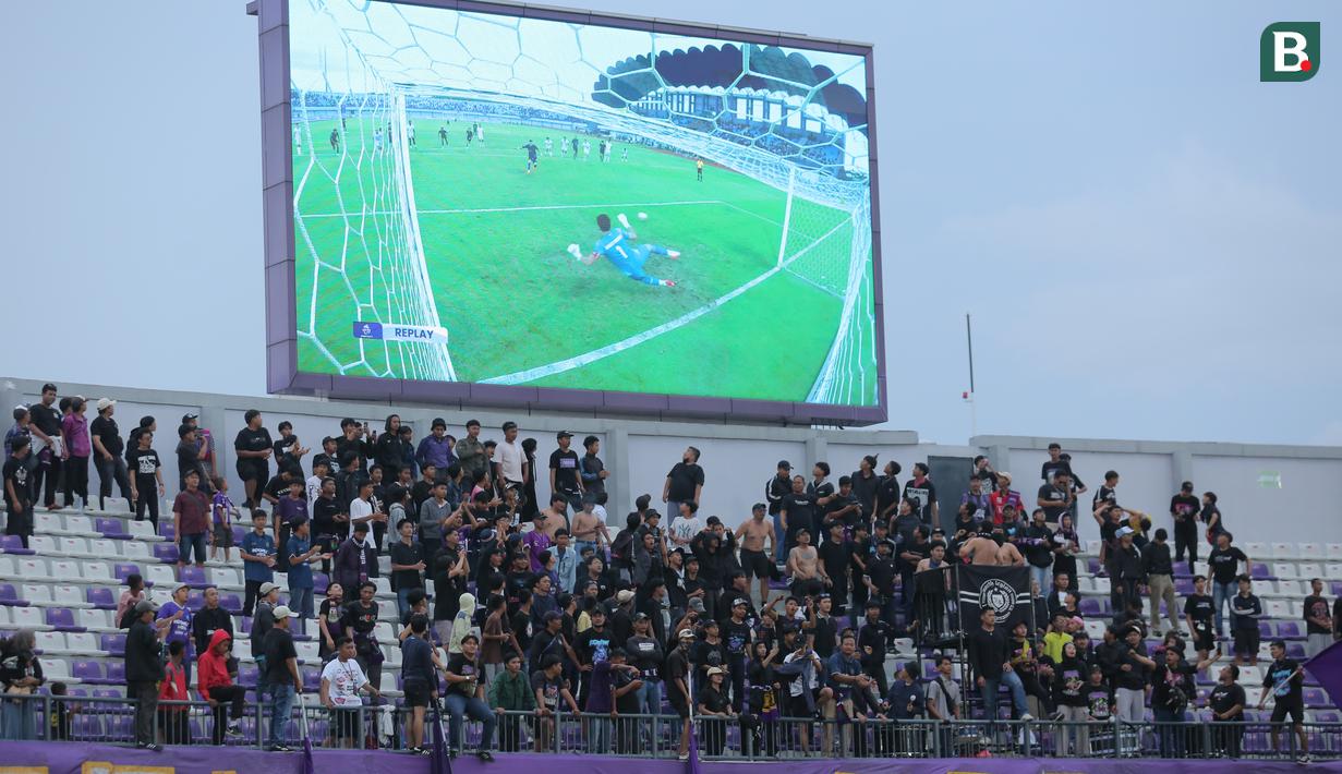 Tayangan ulang gol pemain Persita, Andrejic Aleksa saat mencetak gol ke gawang Borneo dalam laga BRI Super League 2025/2026 di Indomilk Arena, Tangerang, Banten, Jumat (09/01/2026). (Bola.com/Bagaskara Lazuardi)