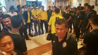 Tim Sriwijaya berkumpul di lobi hotel sebelum berangkat menuju Stadion Utama Gelora Bung Karno, Jakarta, Minggu (18/10/2015). (Bola.com/Nicklas Hanoatubun)