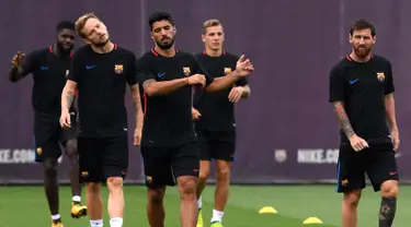 Penyerang Barcelona, Lionel Messi (kanan) bersama rekan-rekannya saat mengikuti sesi latihan jelang menghadapi Real Madrid di leg kedua Piala Super Spanyol 2017 di Pusat Olahraga FC Barcelona Joan Gamper di Sant Joan Despi, (15/8). (AFP Photo/Lluis Gene)