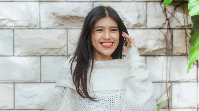 wanita februari tersenyum gembira