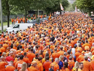 Suporter Timnas Belanda memadati ruas jalan di Hamburg jelang laga Grup D Euro 2024 melawan Polandia di Volksparkstadion, Minggu (16/06/2024). (Bodo Marks/dpa via AP)