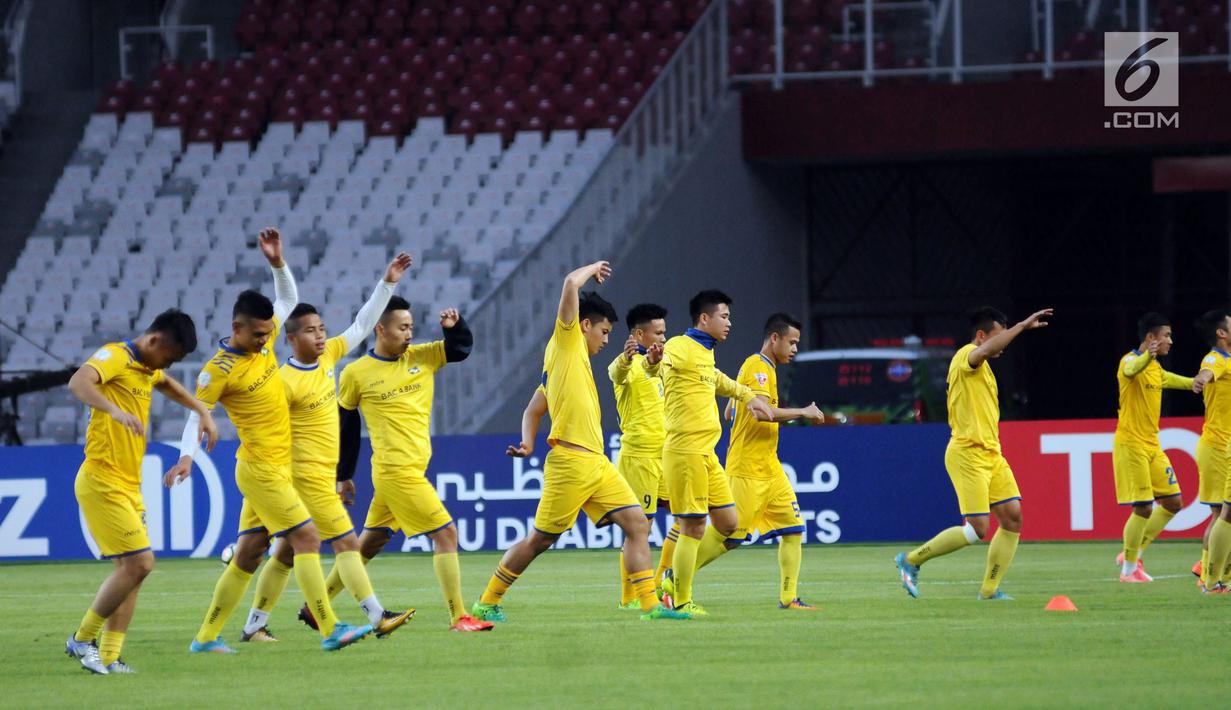 Pemain Song Lam Nghe An melakukan pemanasan saat latihan resmi jelang melawan Persija pada laga penyisihan grup H Piala AFC 2018 di Stadion GBK Jakarta, Selasa (13/3). Persija akan menjamu Song Lam Nghe An, Rabu (14/3). (Liputan6.com/Helmi Fithriansyah)