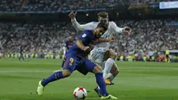 Striker Barcelona Luis Suarez berupaya melewati hadangan gelandang Real Madrid Mateo Kovacic pada leg kedua Piala Super Spanyol di Santiago Bernabeu, Kamis (17/8/2017) dinihari WIB. Barcelona kalah 0-2. (AP Photo/Francisco Seco)