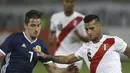 Pemain Peru, Miguel Trauco (kanan) berusaha mengecoh pemain Skotlandia, Kenny McLean pada laga uji coba di Lima, Peru, (29/5/2018). Peru menang 2-0. (AP/Martin Mejia)