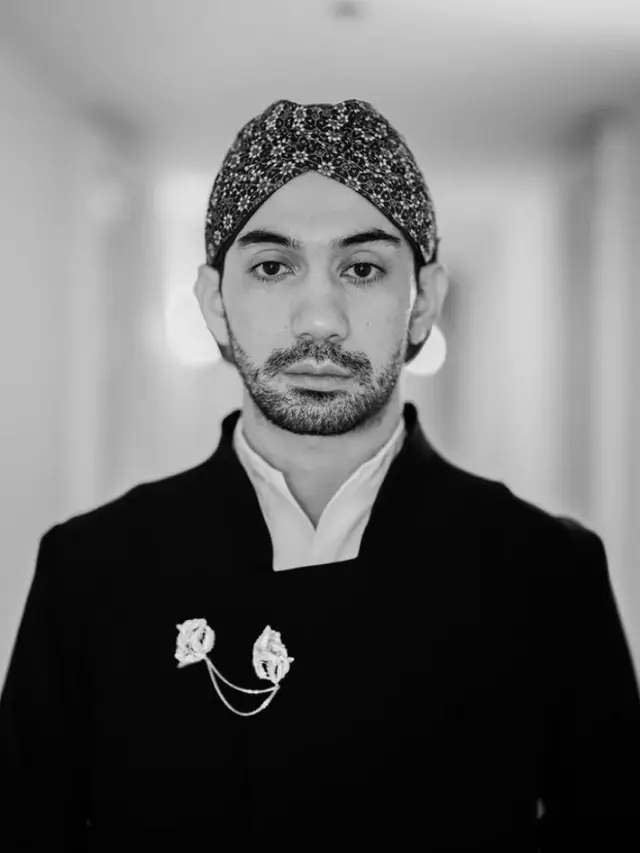 Sosok Desainer dan Stylist di Balik Tampilan Pangeran Jawa Reza Rahardian