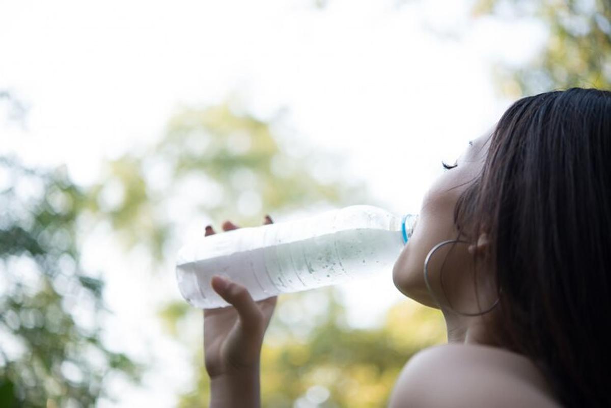 air dalam kemasan botol terkena sinar matahari