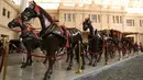 Deretan kereta kuda di Museum Kereta Kuda Kerajaan di Kairo, Mesir, 1 November 2020. Museum ini memamerkan kereta-kereta kuda kerajaan serta aksesori pasukan berkuda dari dinasti Mohamed Ali, dengan banyak di antaranya merupakan hadiah dari negara lain untuk keluarga kerajaan. (Xinhua/Ahmed Gomaa)