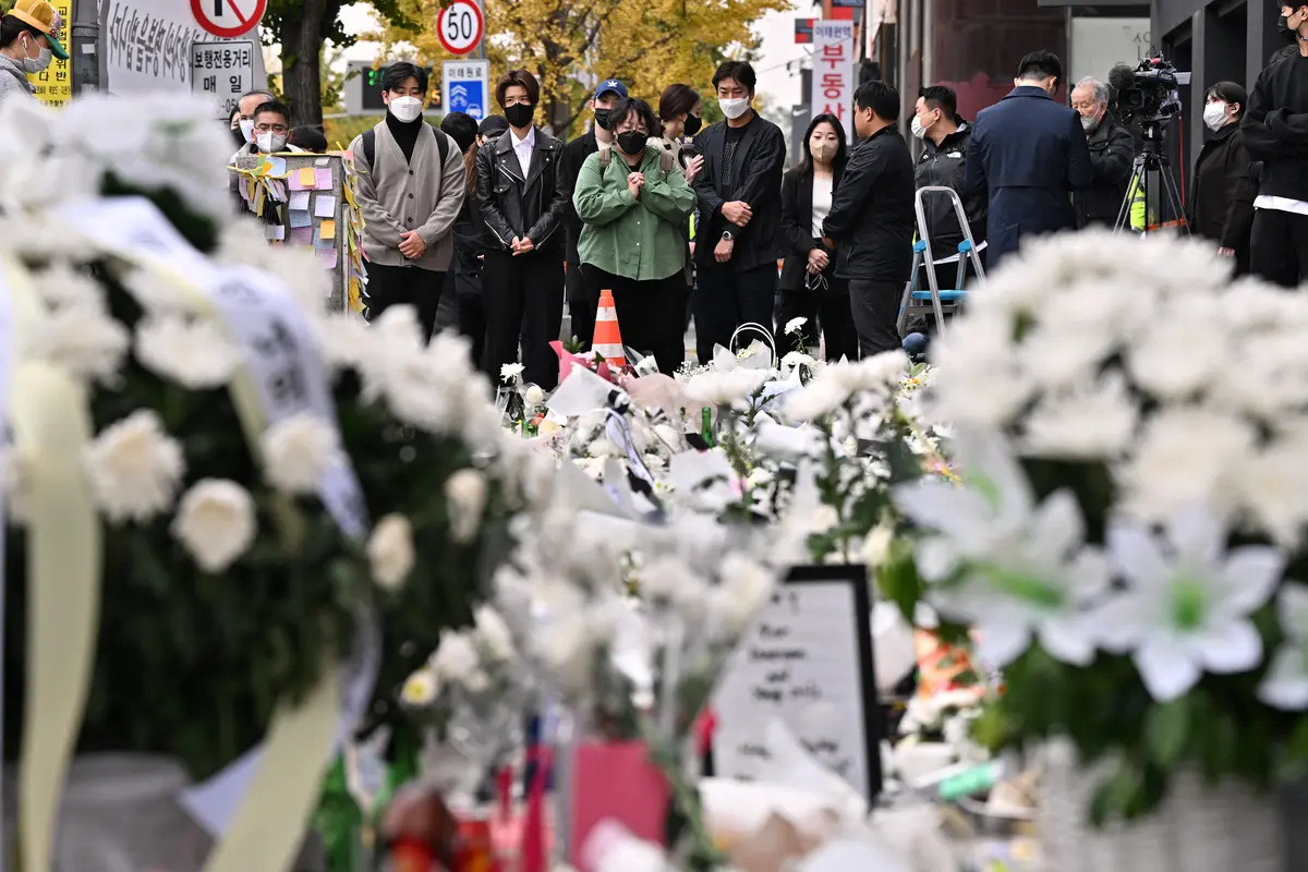 Tumpukan Bunga dan Pesan Duka untuk Korban Tragedi Halloween Itaewon