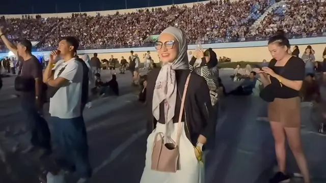 Cerita Stafsus Presiden Angkie Yudistia Nonton Konser Sheila On 7 Sambil Sontek Gerakan Bibir Penonton Lain