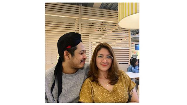 Meski sempat tak terekspos, Tretan dan istri kini tampil mesra di berbagai kesempatan.