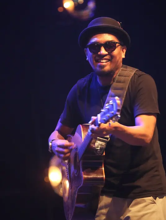 Malam itu, ia mendedikasikannya untuk grup musik Slank. Sebuah penghormatan pada musisi yang bermarkas di Potlot itu lantaran Glenn merasa besar karena Kaka dkk. Lima buah lagu Slank dibawakan dengan aransemen ulang. (Bambang E Ros/Bintang.com)