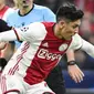 Lisandro Martinez merupakan kunci utama solidnya pertahanan Ajax pada musim ini. Selain itu, bek tengah 23 tahun tersebut memiliki kemampuan olah bola dan akurasi umpan yang mumpuni. Ajax tercatat hanya kebobolan 5 kali dalam 16 laga di semua ajang musim ini. (AFP/John Thys)