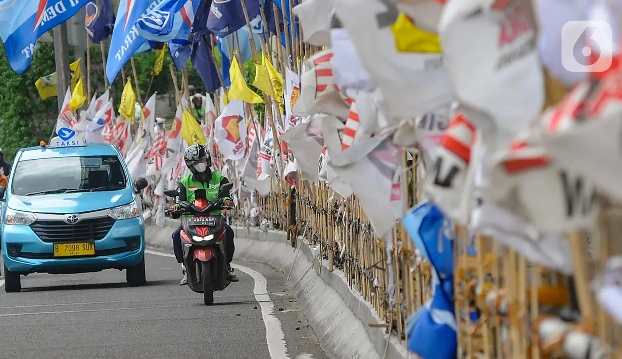 Bendera partai politik terpasang pada pinggiran Jembatan Layang Mampang, Jakarta, Selasa (23/1/2024). Meski Pemprov DKI Jakarta dan seluruh partai politik sepakat menertibkan alat peraga kampanye (APK) yang berpotensi membahayakan pengguna jalan, tetapi masih banyak APK yang berisiko membahayakan bertebaran di sejumlah titik Jakarta. (merdeka.com/Arie Basuki)