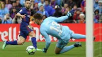 Bek Barcelona Jordi Alba (kiri) melepas tembakan ke gawang Valencia yang dijaga Neto pada partai La Liga di Camp Nou, Sabtu (14/4/2018). (AFP/Lluis Gene)