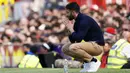 Pelatih Manchester United, Ruben Amorim jongkok di pinggir lapangan saat laga lanjutan Liga Inggris 2024/2025 melawan West Ham di Old Trafford, Manchester, Inggris, Minggu (11/05/2025) waktu setempat. (AP Photo/Ian Hodgson)