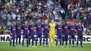 Para pemain Barcelona mengenang korban teror sebelum laga melawan Real Betis pada laga La Liga Spanyol di Camp Nou stadium, Barcelona, (20/8/2017). Barcelona menang 2-0. (AFP/Josep Lago)