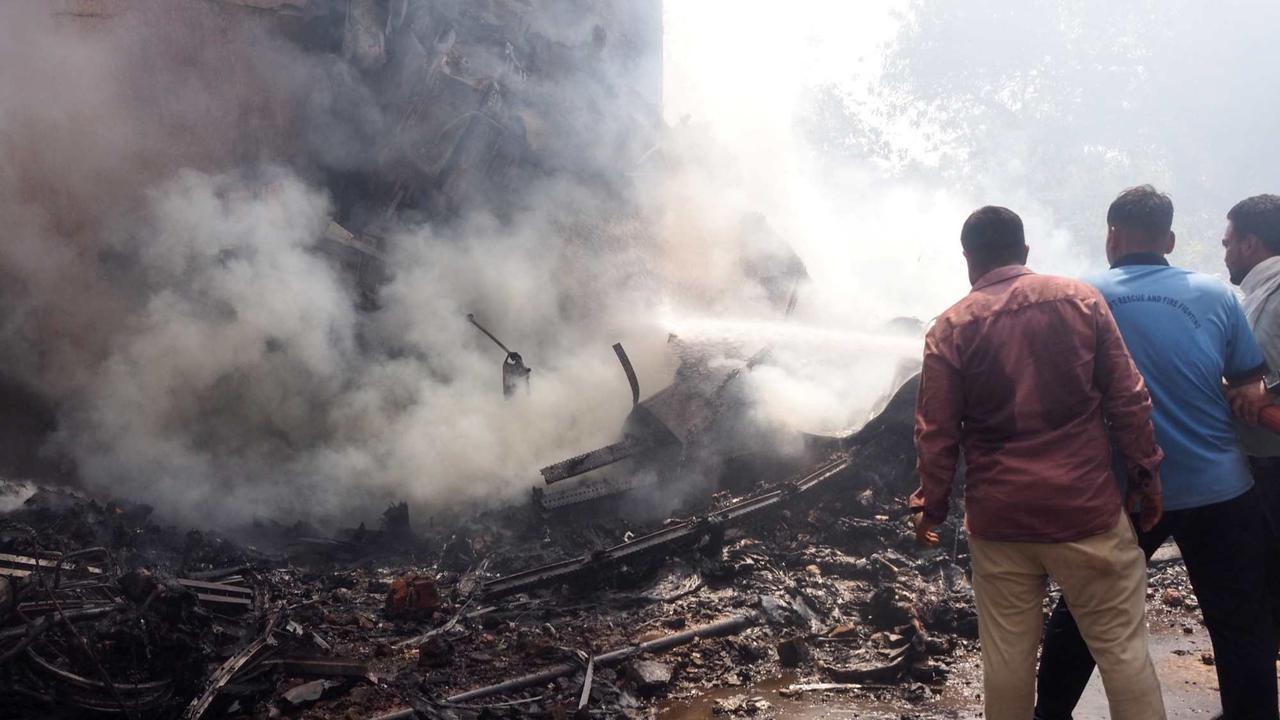 Pesawat Air India jatuh dan terbakar di Ahmedabad