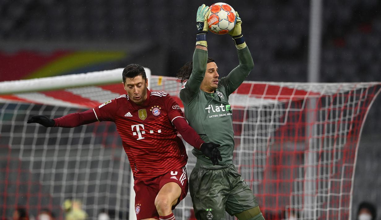 Borussia Monchengladbach. Bayern Munchen dikalahkan tamunya Borussia Monchengladbach di pekan ke-18 Bundesliga 2021/2022, 7 Januari 2022 dengan skor 1-2. Unggul terlebih dahulu melalui Robert Lewandowski, Munchen akhirnya takluk berkat dua gol Florian Neuhaus dan Stefan Lainer. (AFP/Christof Stache)