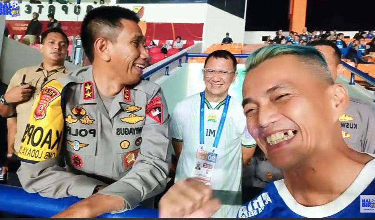 Pada momen itu jenderal bintang dua ini&nbsp; mengaku pendukung Persib. Meskipun saat itu dia tak mengenakan pakaian biru ciri khas pendukung Persib.<br>