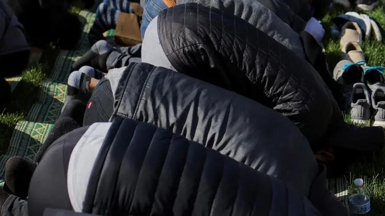 FOTO: Dukung Warga Palestina, Massa Umat Muslim di Amerika Serikat, Kanada hingga Brasil Gelar Salat Berjemaah