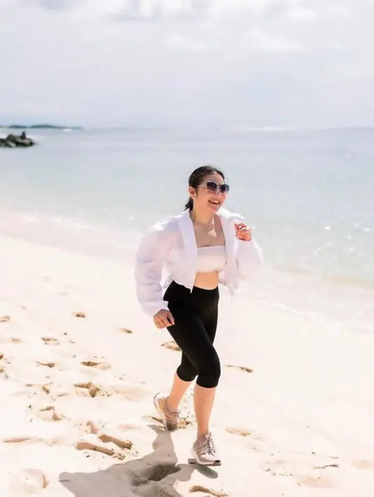 Selain abadikan momen liburan, Prilly pun terkadang jalani aktivitas olahraga seperti lari. Tetap aktif berolahraga meski sedang liburan, tentu akan menjaga kebugaran tubuhnya saat jalani aktivitas kembali di dunia hiburan. (Liputan6.com/IG/@prillylatuconsina96)