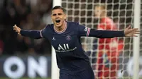 Penyerang Paris Saint-Germain (PSG), Mauro Icardi berselebrasi setelah mencetak gol ke gawang Olympique Lyon dalam laga pekan keenam Liga Prancis di Stadion Parc des Princes, Senin (20/9/2021) dini hari WIB. PSG menang dengan skor tipis 2-1. (AP Photo/Francois Mori)