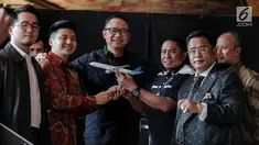 Dirut Garuda Indonesia I Gusti Ngurah Askhara Danadiputra (tiga kiri) bersama youtuber Rius Vernandes (kedua kiri) dan Ketua Harian Serikat Karyawan Garuda Indonesia Tomy Tampati (tiga kanan) foto bersama usai berdamai di Jakarta, Jumat (19/7/2019). (Liputan6.com/Faizal Fanani)