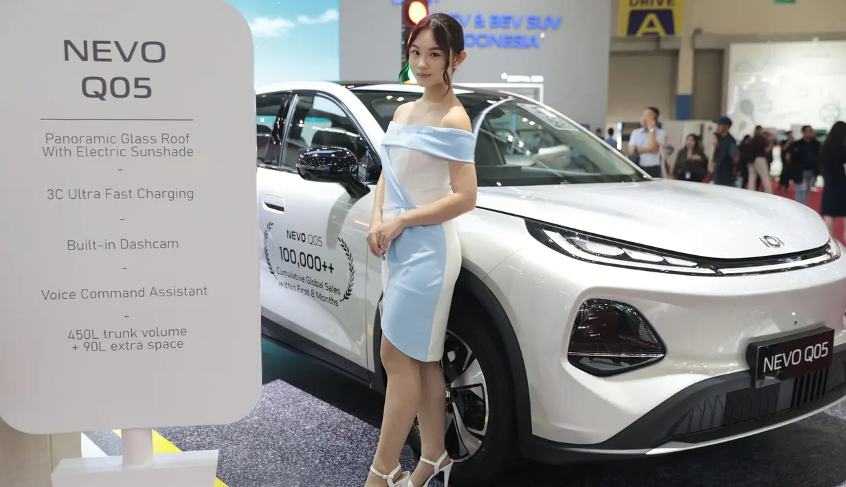 Sales Promotion Girl (SPG) berdiri dekat mobil baru yang dipamerkan dalam pameran otomotif Gaikindo Indonesia International Auto Show (GIIAS) 2026 di Indonesia Convention Exhibition (ICE), Tangerang, Banten, 30 Juli 2026. (KLY/ Budy Santoso)