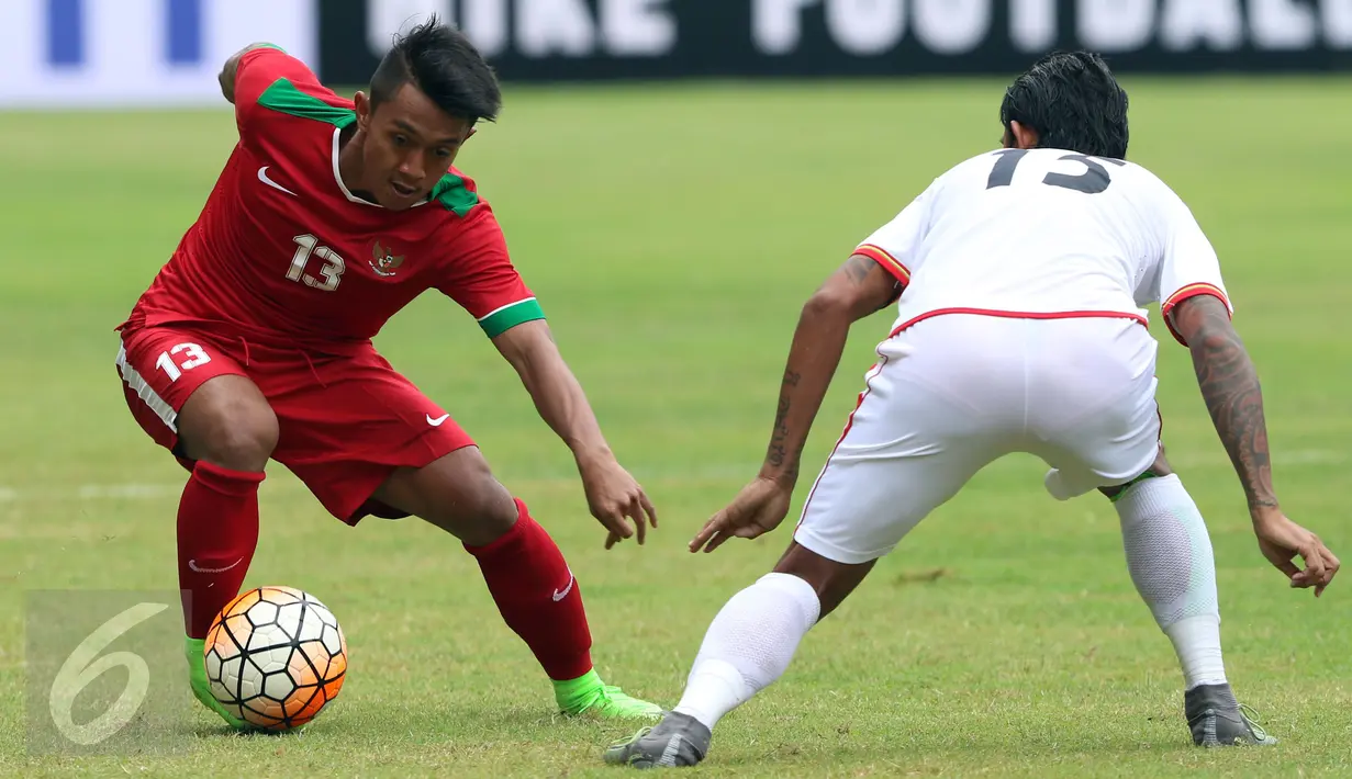 Gelandang Timnas Indonesia U-22, Febri Hariyadi (kiri) mencoba melewati pemain Myanmar, Phyo Ko Ko Then saat laga persahabatan di Stadion Pakansari, Kab Bogor, Selasa (21/3). Timnas Indonesia U-22 kalah 1-3 dari Myanmar. (Liputan6.com/Helmi Fithriansyah)