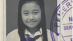 Punya paras manis, pedangdut kelahiran 17 Februari 1998 ini disebut sudah pancarkan pesonanya sedari dulu. Rambut yang digerai dengan jepitan kecil di sisi rambutnya, Aulia DA di pasfoto masa SMP-nya ini tampak cantik. Meski lahir dari keluarga yang tidak mampu, sahabat Putri Isnari DA ini berhasil selesaikan studinya hingga bangku sarjana dengan kegigihan dan ketekunan. (Liputan6.com/IG/@da4_aulia)