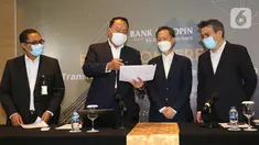Direktur Utama Bank Bukopin Rivan A. Purwantono (kedua kiri), Chief of Operation Helmi Fahrudin, CFO Senghyup Sin dan Chief Strategic Officer Jikyu Jang berbincang pada konferensi pers virtual dengan tema "Transformasi Menuju Bukopin Baru” di Jakarta, Senin (30/11/2020). (Liputan6.com/Fery Pradolo)