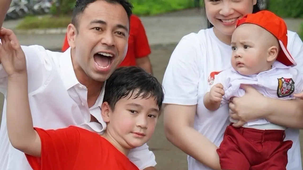 Raffi Ahmad dan Nagita Slavina bersama Rafathar dan Rayyanza (https://www.instagram.com/p/Cv98wUNPIeE/)