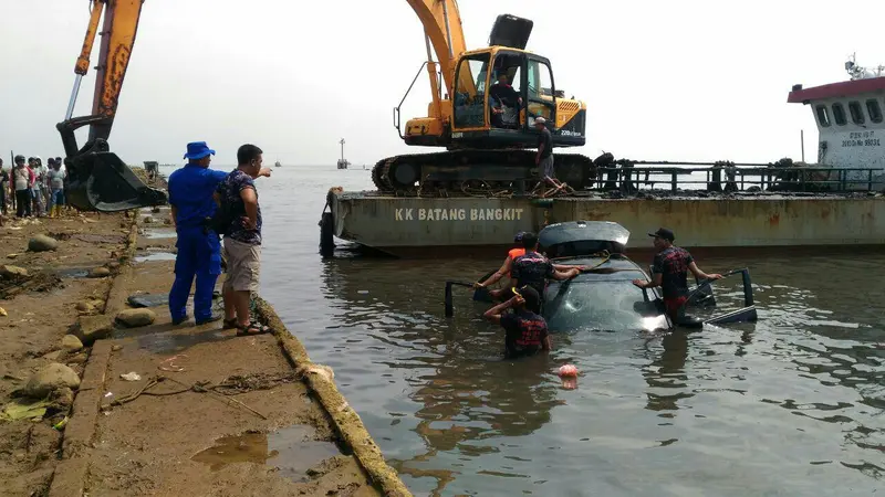 Misteri mobil dibuang ke muara sungai yang bermuara ke Laut Jawa mulai terkuak.