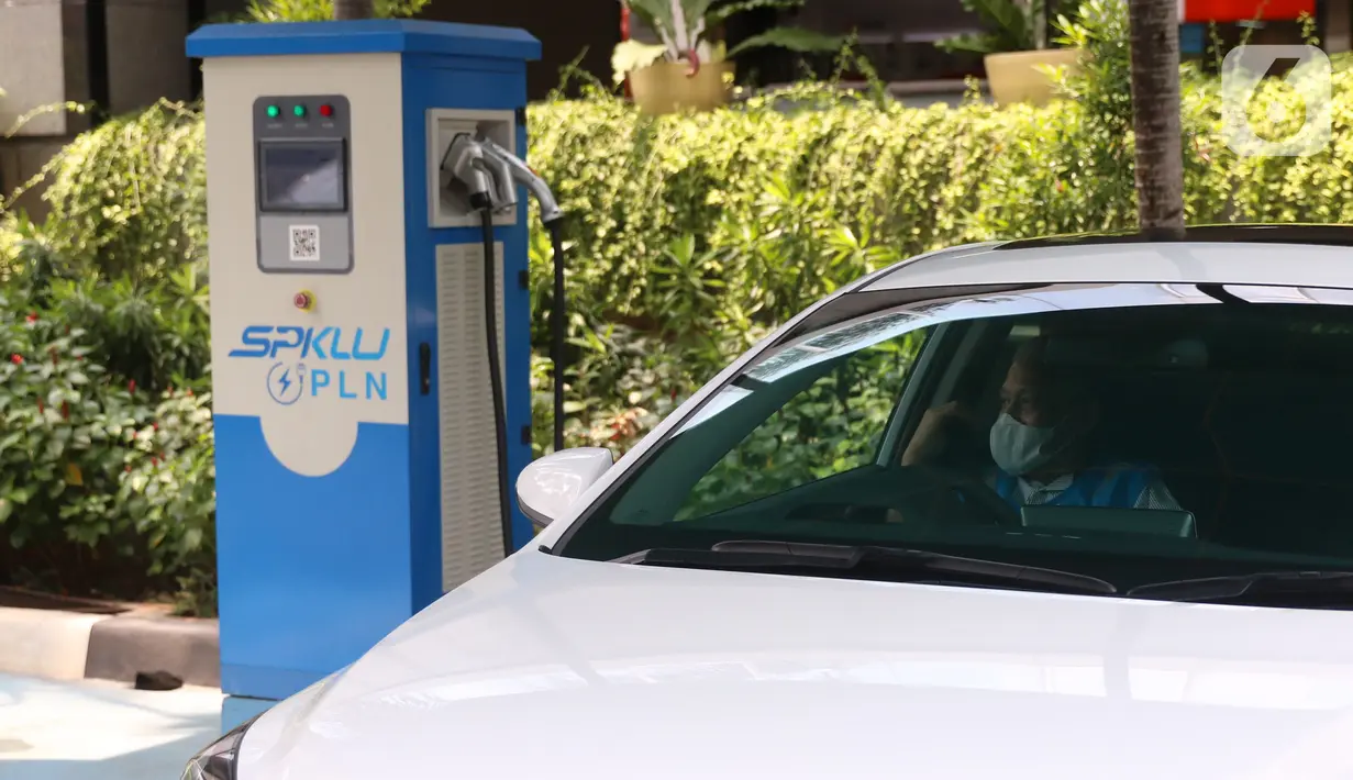 Mobil listrik saat mengisi daya listrik di SPKLU di Kantor PLN Pusat, Jakarta, Senin (9/11/2020). Pemerintah mendorong peningkatan ketersediaan  SPKLU hingga 2025 ditargetkan terbangun 3.465 unit SPKLU dan lima tahun kemudian menjadi 7.146 unit SPKLU. (Liputan6.com/Angga Yuniar)