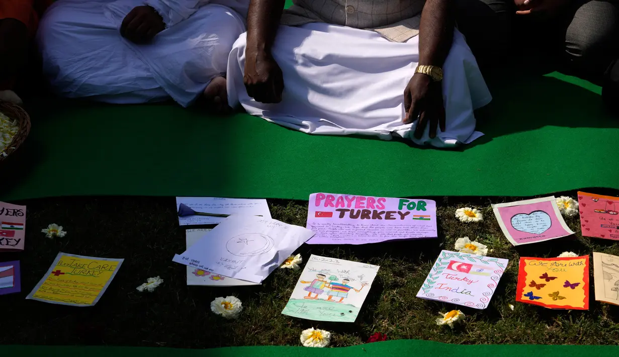 Para pemimpin dari berbagai agama melakukan pertemuan doa lintas agama untuk memberikan penghormatan kepada para korban gempa Turki dan Suriah di Kedutaan Besar Turki, New Delhi, India, Selasa (21/2/2023). (AP Photo/Manish Swarup)