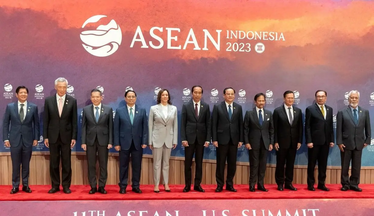 Menarik, karena Kamala Harris menjadi satu-satunya perempuan juga yang turut hadir di antara pemimpin negara lain yang adalah pria. Di foto ini, Kamala Harris berpose di tengah, tepat di samping Presiden Jokowi. [Foto: Instagram/vp]