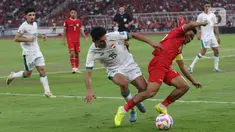 Pemain timnas Indonesia, Asnawi Mangkualam Bahar (kanan depan) berebut bola dengan Ahmed Yahya AL-Hajjaj (Irak) dalam pertandingan Grup F Kualifikasi Piala Dunia 2026 zona Asia melawan Irak di Stadion Utama Gelora Bung Karno (SUGBK), Jakarta, Kamis (6/6/2024). (Liputan6.com/Herman Zakharia)