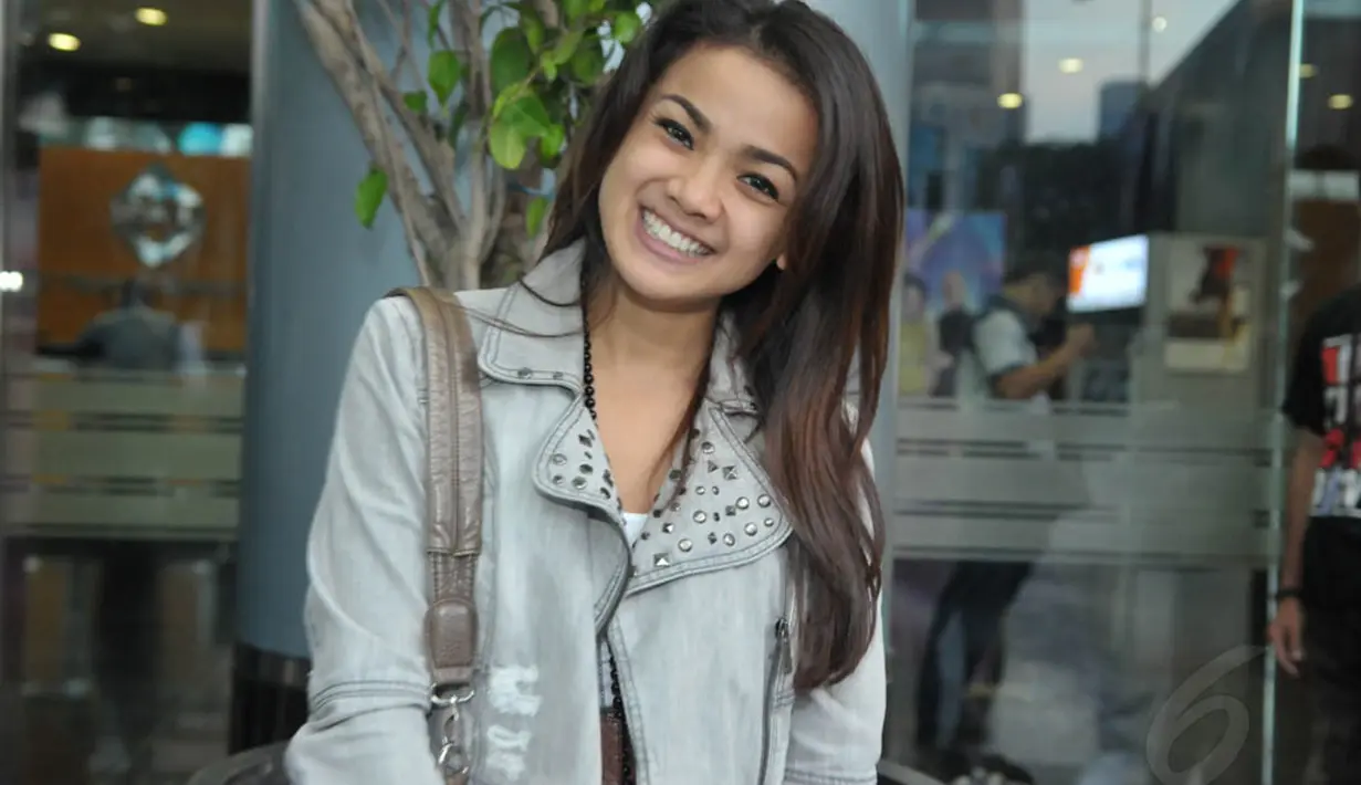 Artis 34 tahun ini merasa enjoy dengan rambut hitam panjangnya, Jumat (23/5/14). (Liputan6.com/Panji Diksana)