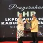 Bupati Jember Hendy Siswanto (Kanan) menerima opini WTP tahun 2022 di Kantor BPK perwakilan Jawa Timur (Istimewa)