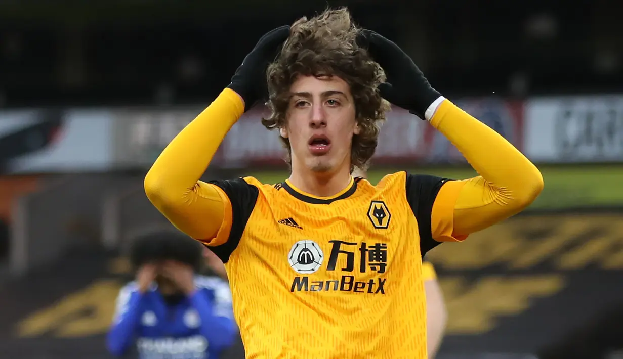 Striker Wolverhampton Wanderers, Fabio Silva kecewa usai gagal memanfaatkan peluang dalam laga lanjutan Liga Inggris 2020/21 pekan ke-23 melawan Leicester City di Molineux Stadium, Minggu (7/2/2021). Wolverhampton bermain imbang 0-0 dengan Leicester. (AFP/Nick Potts/Pool)